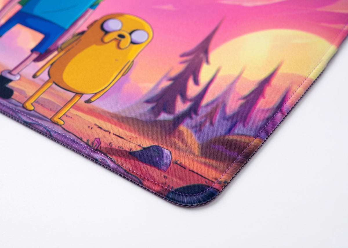 Tappetino da scrivania di Adventure Time con Jake e Finn